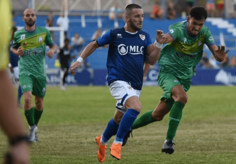 Jugada del partido entre el Linares Deportivo y el Mancha Real