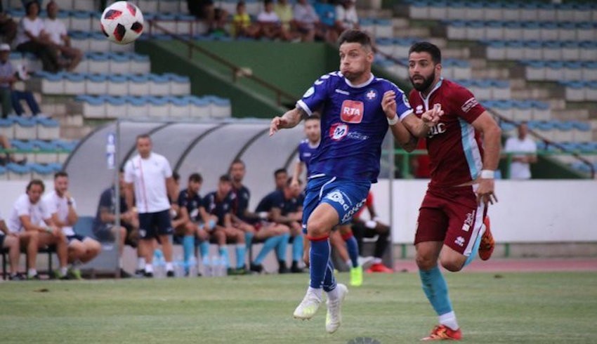 El Puertollano vence al Linares Deportivo Jugada del partido entre el CS Puertollano CF y el Linares Deportivo