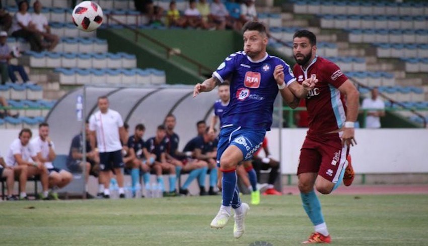 Jugada del partido entre el CS Puertollano CF y el Linares Deportivo