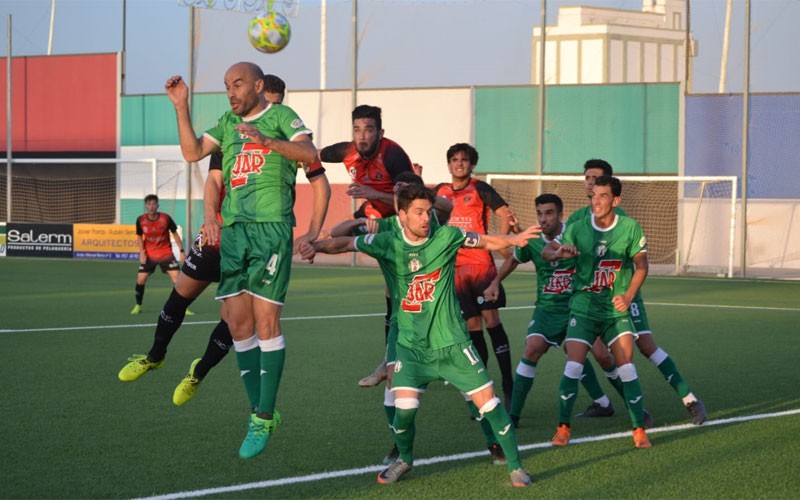 Jugadores del Mancha Real y Puente Genil durante el partido