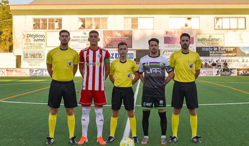 El trío arbitral junto a los capitanes del Mancha Real y Almería B