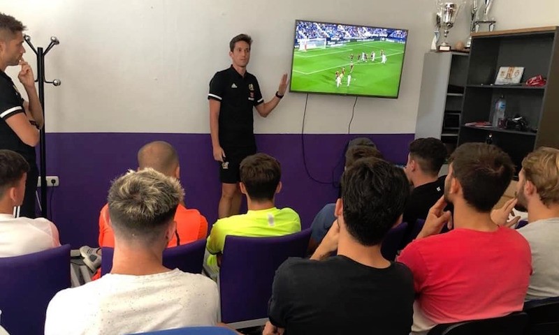 Munuera Montero con los futbolistas del Real Jaén