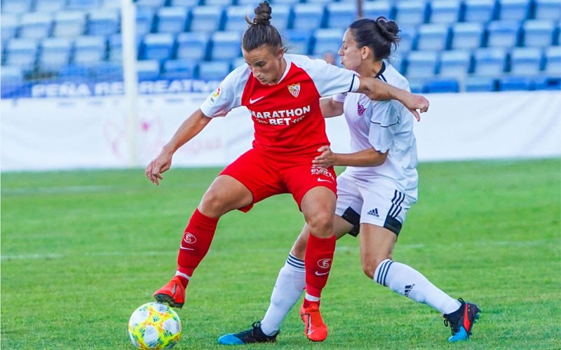 Raquel Pinel disputa un balón con la camiseta del Sevilla FC