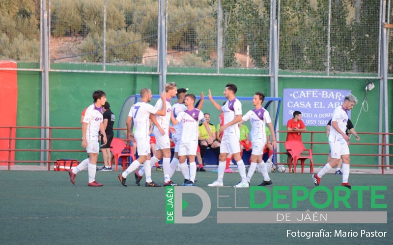 Jugadores del Real Jaén celebran un gol