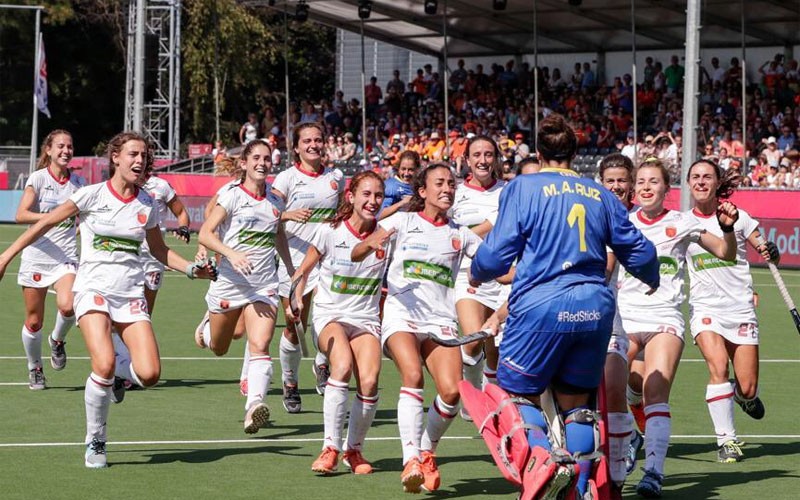 Jugadoras de las Red Sticks celebran la medalla de bronce