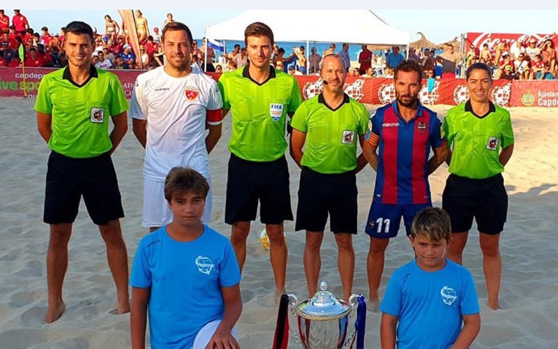 Montoro Garido junto al trío arbitral y capitanes en la Supercopa de España de Fútbol Playa