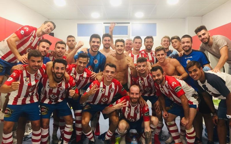 Jugadores de la UDC Torredonjimeno celebran la victoria