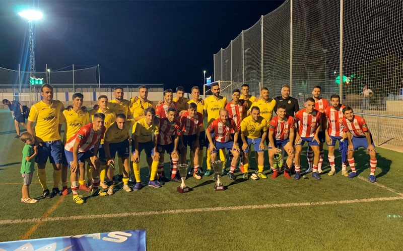 Jugadores del CD Navas y la UDC Torredonjimeno