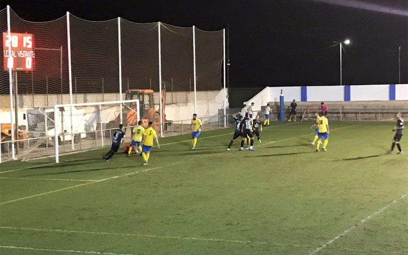 Jugadores de CD Torreperogil y CD Navas durante el partido