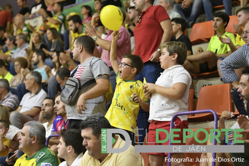 Aficionados del Jaén FS celebran un gol