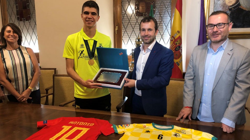 Recibimiento por todo lo alto para Antonio Pérez Antonio Pérez junto al alcalde de Jaén, Julio Millán