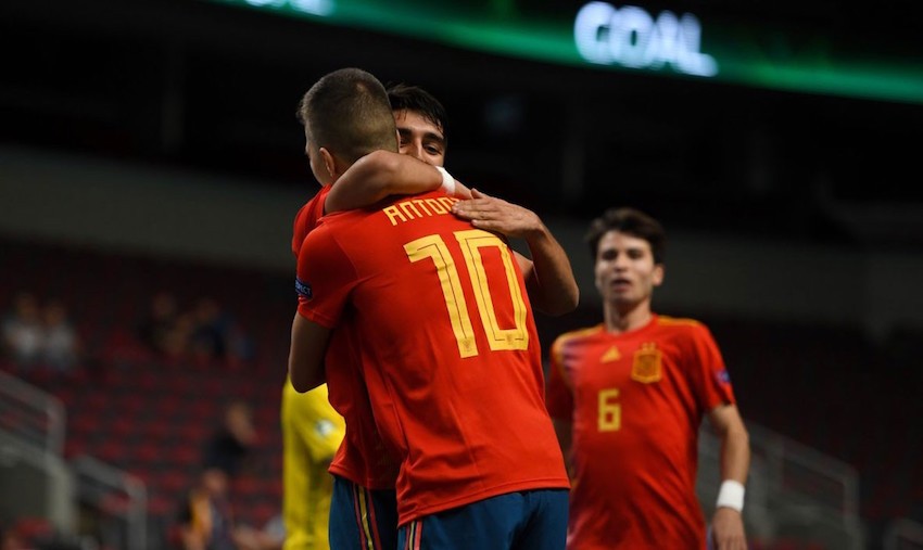 Antonio Pérez y Bernat Povill se abrazan en la celebración del gol.