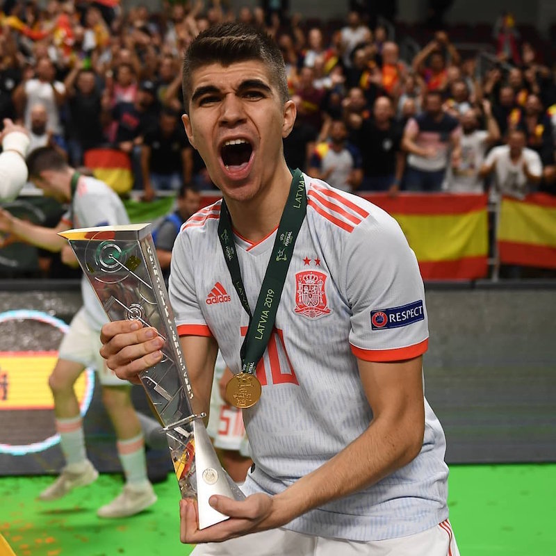 El jiennense Antonio Pérez gana el I Europeo Sub-19 de Fútbol Sala El jiennense Antonio Pérez con el trofeo del Campeonato de Europa Sub-19.