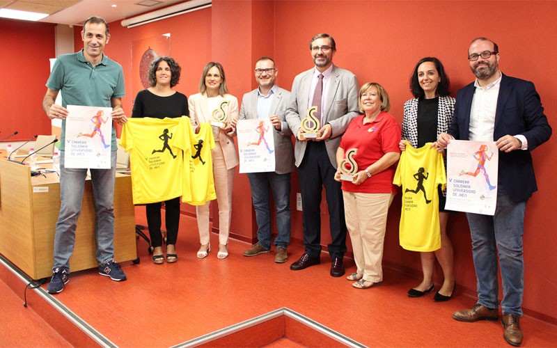 Autoridades durante la presentación de la carrera solidaria de la UJA