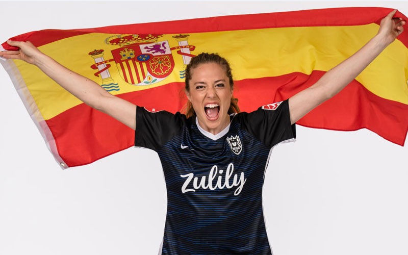 Celia Jiménez posa con la bandera de España