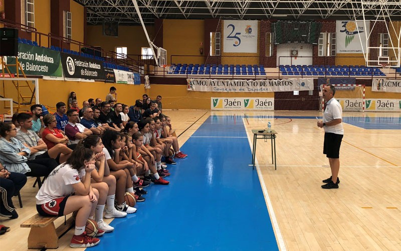 Entrenadores asistentes durante el clinic de FAB Jaén