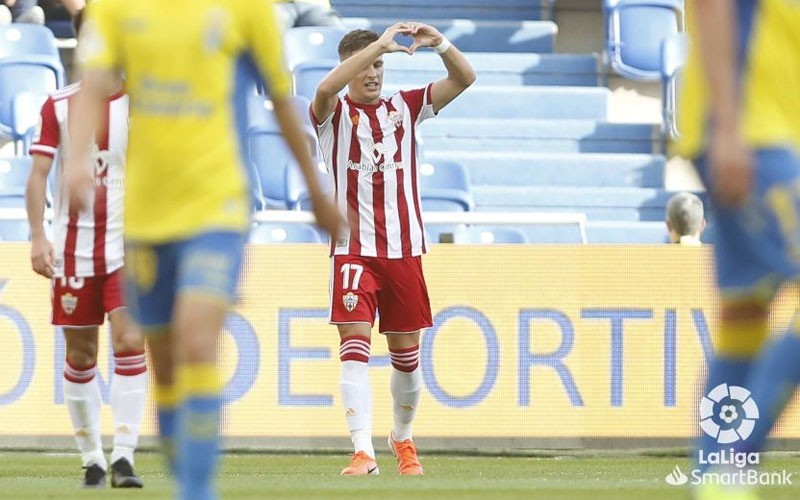 José Corpas celebra un gol con el Almería