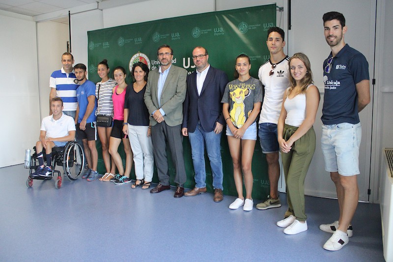 El Rector de la Universidad de Jaén, Juan Gómez Ortega, junto a los deportistas de alto rendimiento. 