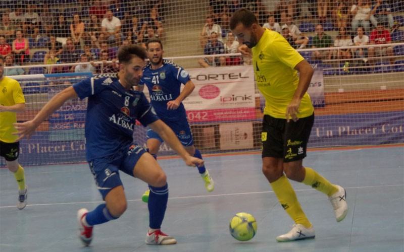 Un jugador del Jaén FS conduce el balón ante un jugador del Valdepeñas