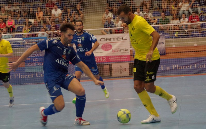 Derrota del Jaén FS ante Viña Albali Valdepeñas Un jugador del Jaén FS conduce el balón ante un jugador del Valdepeñas