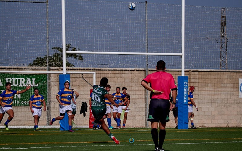 Un jugador de Jaén Rugby golpeando un balón