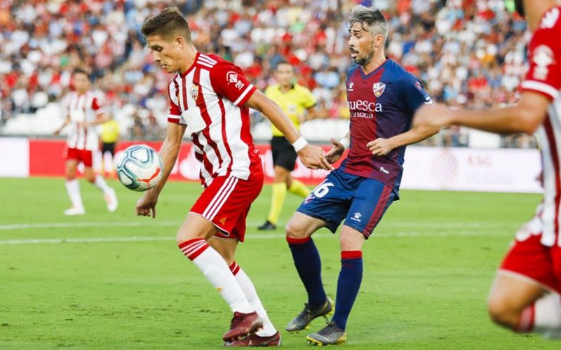 Corpas controla un balón ante un jugador del Huesca