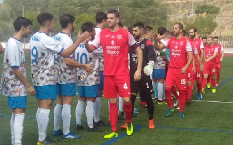 Saludo entre jugadores de Loja y Torreperogil