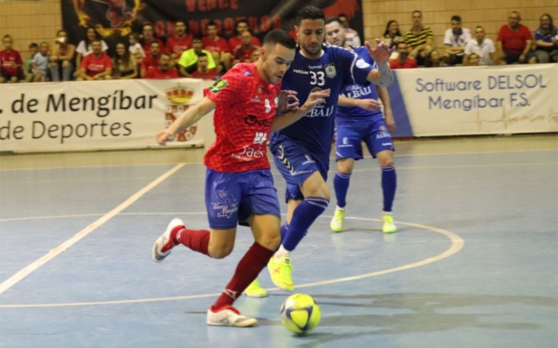 Un jugador del Mengíbar FS conduce el balón ante uno del Valdepeñas