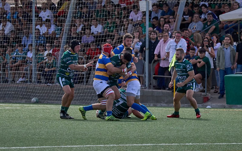 Un jugador del Jaén Rugby es placado durante un partido