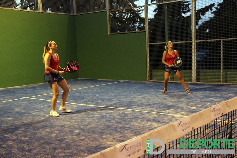 Dos jugadoras disputan en Úbeda un encuentro del Torneo de Pádel.