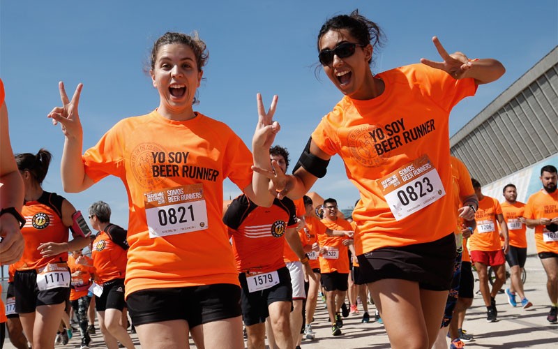 Dos chicas en una carrera Beer Runners