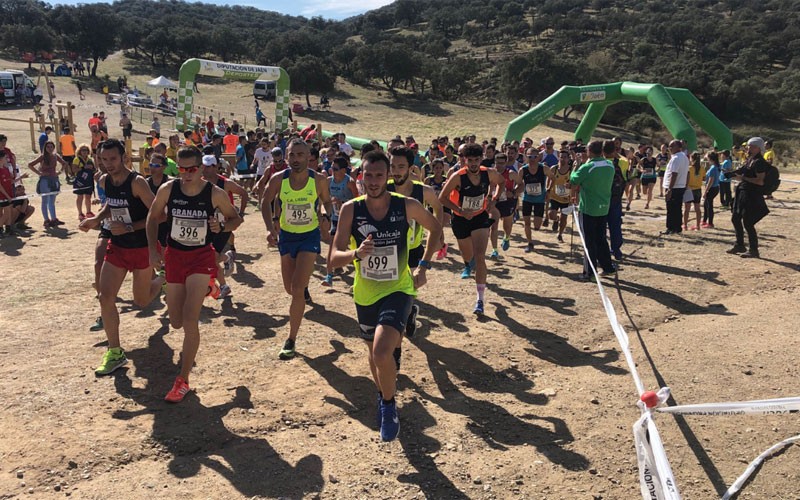 Corredores durante el cross del lechón de vilches