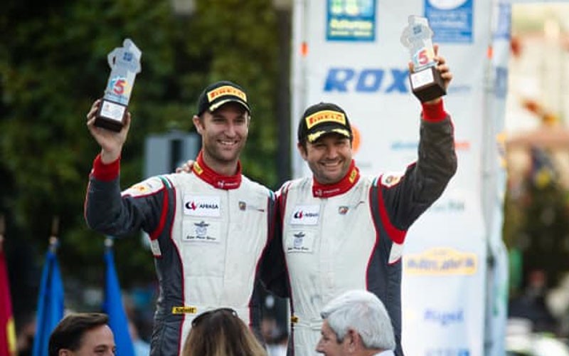 Piloto y copiloto celebran el título de campeones de españa de rally