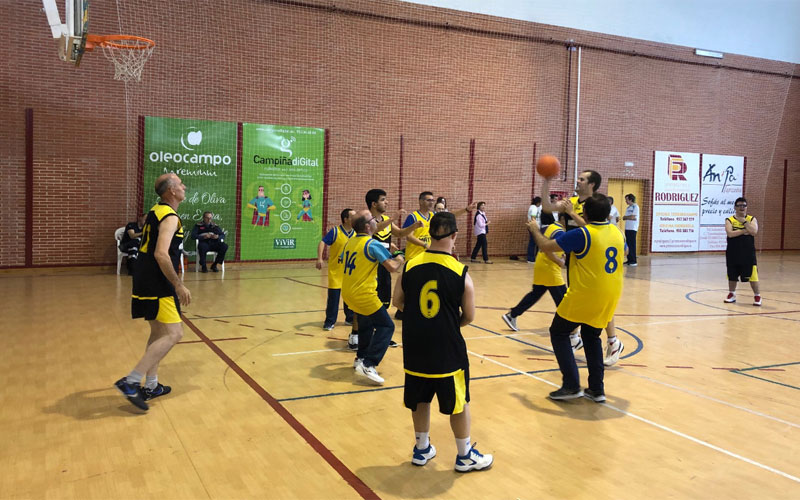 Participantes de los Juegos Provinciales de Deporte Especial juegan un partido de baloncesto