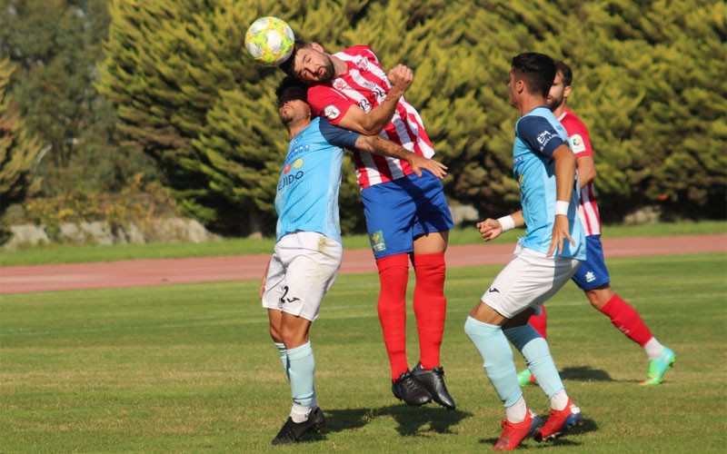 Un jugador del Porcuna cabeceando un balón