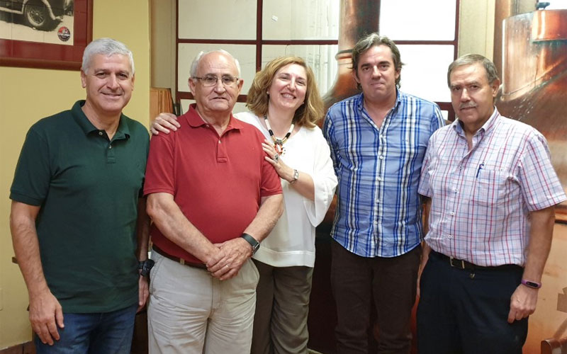 El presidente del Real Jaén, Andrés rodríguez, junto a responsables de la Federación de Peñasf