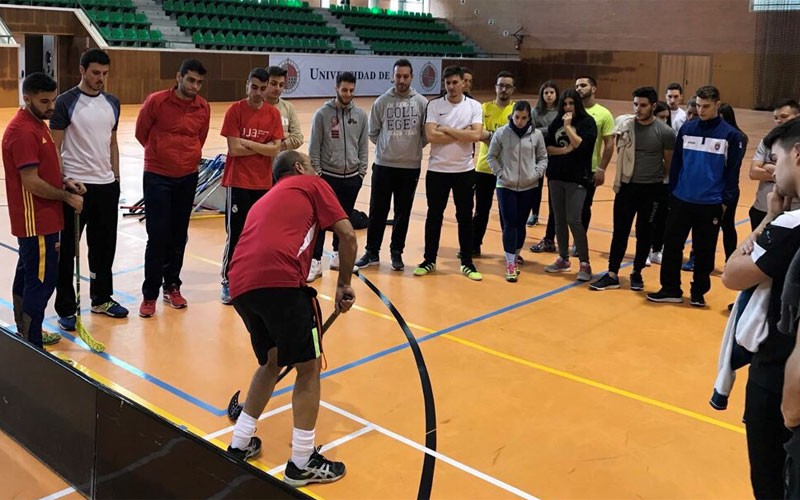 Alumnos asisten a una jornada de floorball en la Universidad de Jaén