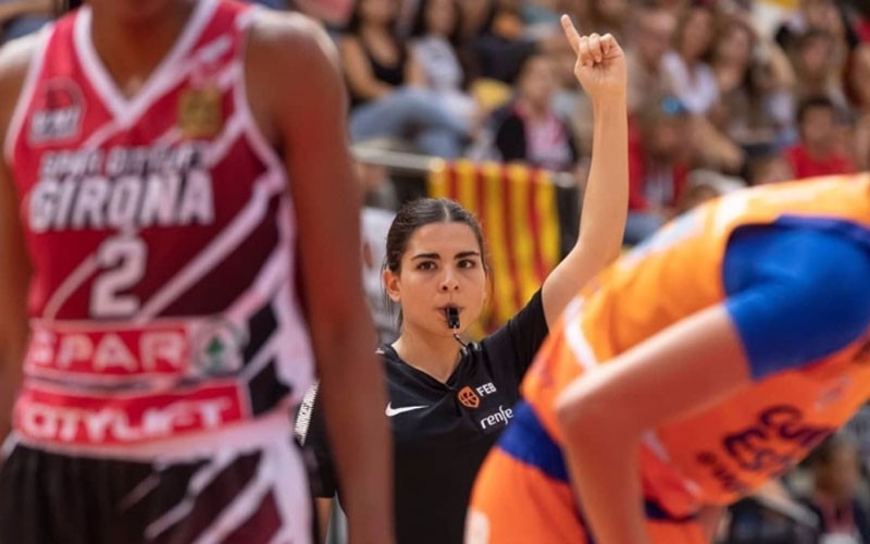 García Crespo arbitrando en su debut en Liga Femenina