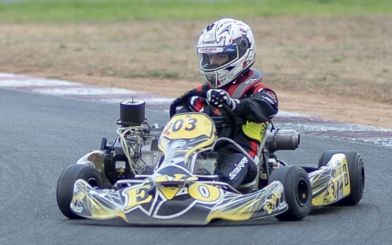 Gonzalo Gutiérrez pilotando un kart