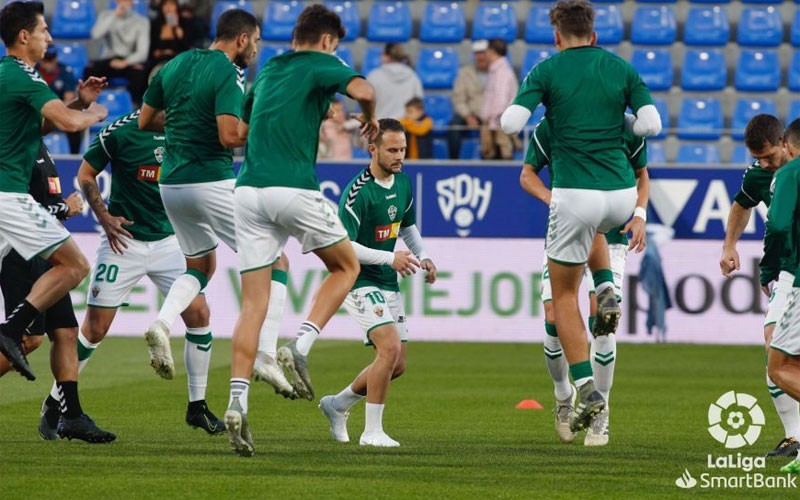 Iván Sánchez realizando ejercicios de calentamiento con el Elche