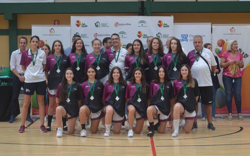 Jugadoras y técnicos de la selección cadete femenina de baloncesto jiennense