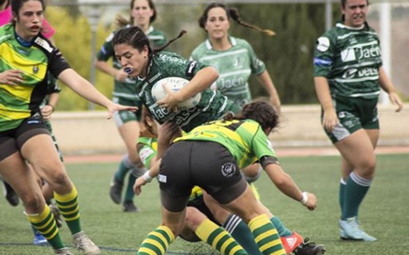 Una jugadora del Jaén Rugby durante un partido