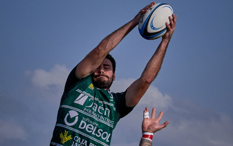 Un jugador del Jaén Rugby agarra un balón