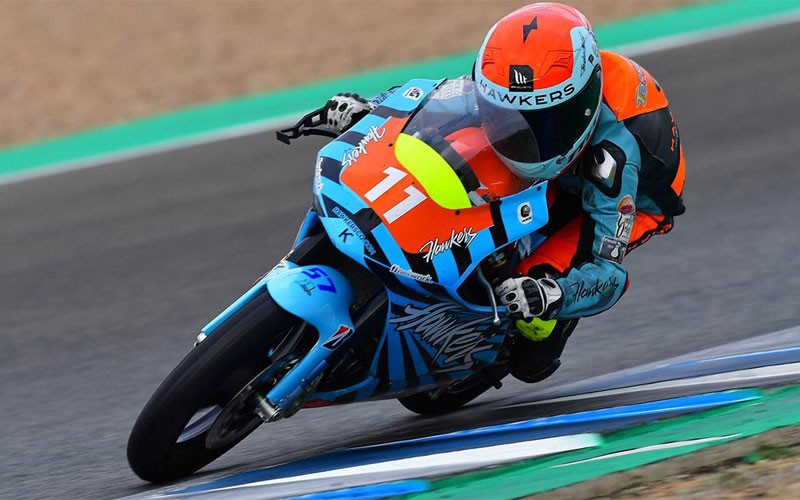 Jesús Torres pilotando su moto en la Copa Hawkers