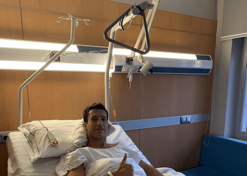 El futbolista del Linares Deportivo Joan Grasa tras ser operado. 