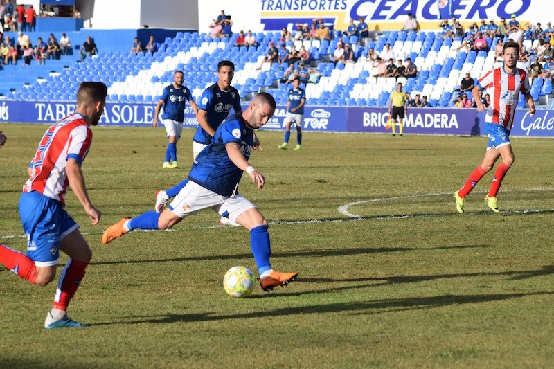 Ataque del Linares Deportivo ante el Poli Almería. 