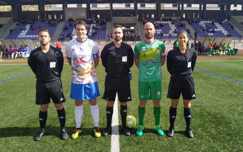 Capitanes de Loja y Mancha Real junto al trío arbitral