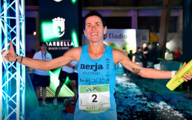 Lola Chiclana cruzando la meta de la media maratón de Andalucía