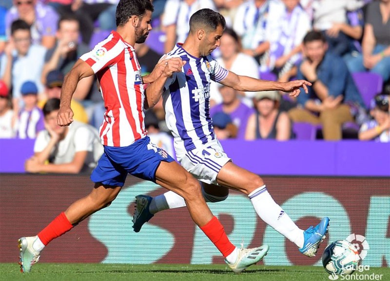 Javi Moyano con el balón ante Diego Costa