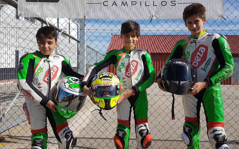 Pilotos del Deza Box 77 Racing Team en el circuito de campillos